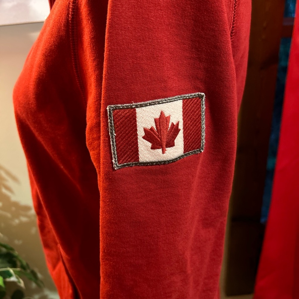 Canadian Classic - zippered sweatshirt. Size M.